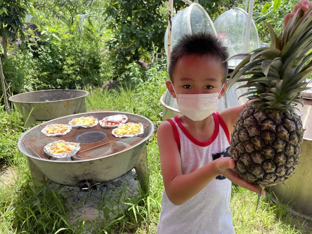 用大家親手摘下的菠蘿製薄餅，特別有滿足感。