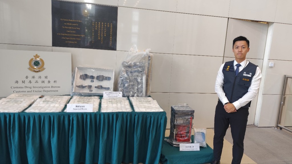 海關在500隻涼鞋鞋跟內檢獲約7.6公斤懷疑海洛英，估計市值約450萬元。