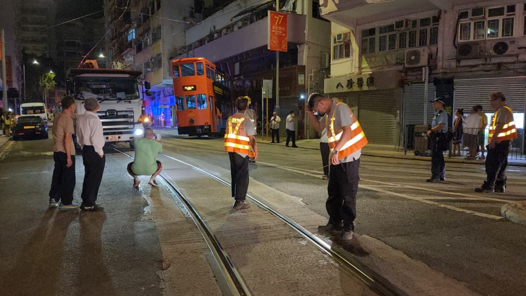 現場有估計是電車公司工程人員在檢查路軌。黎志偉攝 現場有估計是電車公司工程人員在檢查路軌。黎志偉攝