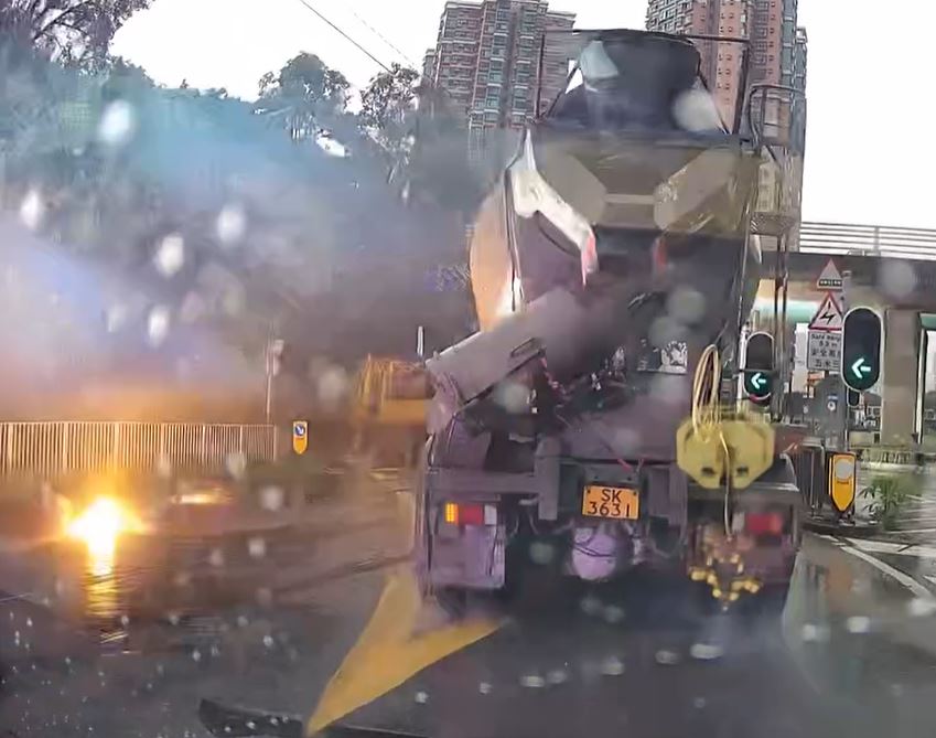 吊臂車掃毀輕鐵架空電纜，冒出火光。fb車cam L（香港群組）影片截圖。