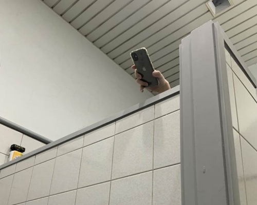 持手機從上方通風口偷拍同事如廁斷正。中時