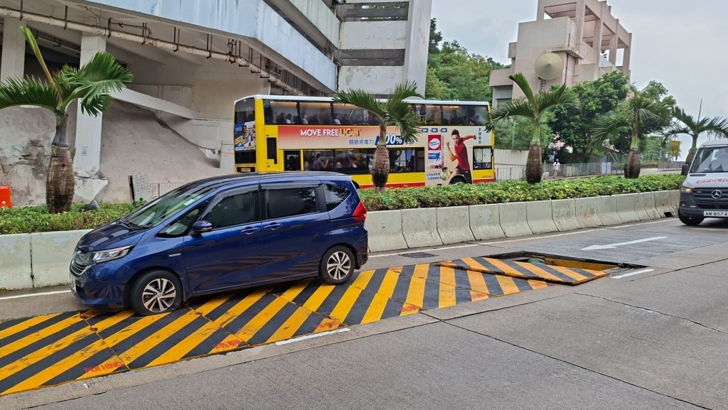 路面鐵板鬆脫，令的士及私家車駛經時遭刺穿車胎。