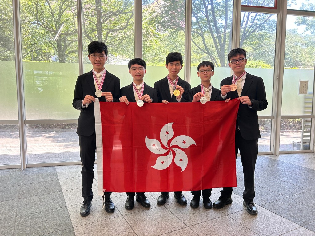 ５名學生代表香港參加在日本舉行的第53屆「國際物理奧林匹克」，表現優異。他們是（左起）郭政陽、許博丞、藍仲宏、劉暢和郭子賢。政府新聞處圖片