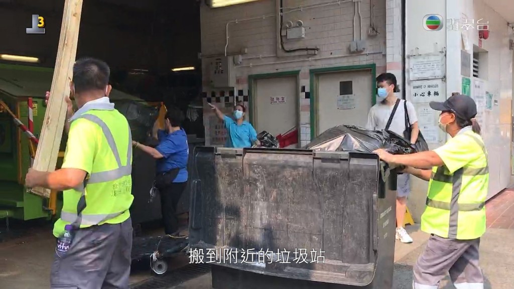 垃圾放到樓下的大型垃圾桶後，再推往垃圾站。