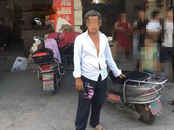 被撞老人肩部骨折，現在醫院做治療。(網圖)