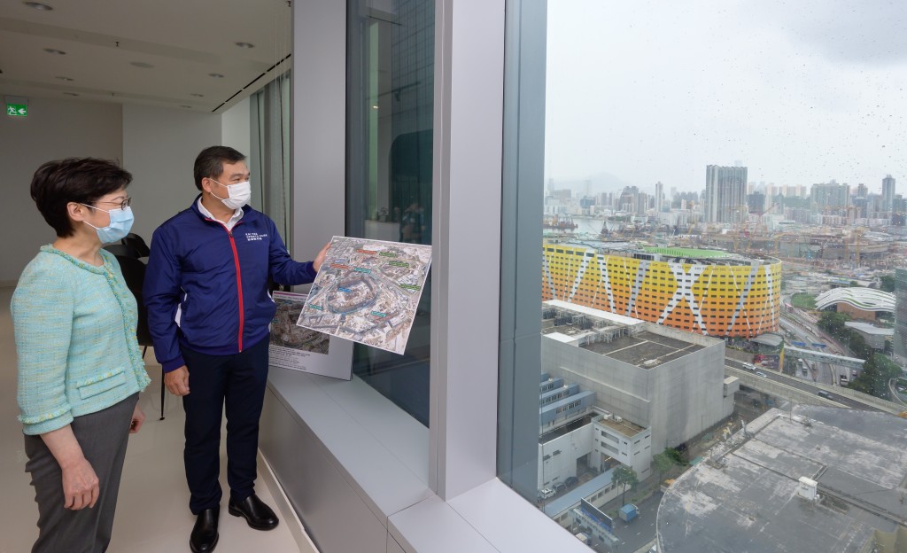 林鄭月娥了解啟德體育園項目的施工進度。政府新聞處圖片