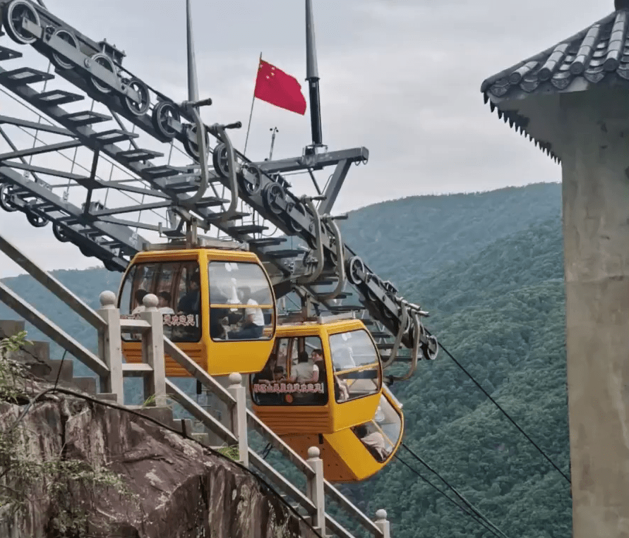 圖網上流傳圖顯示，一輛印有「雁蕩山懸崖索道歡迎」的黃色纜車在空中傾斜。