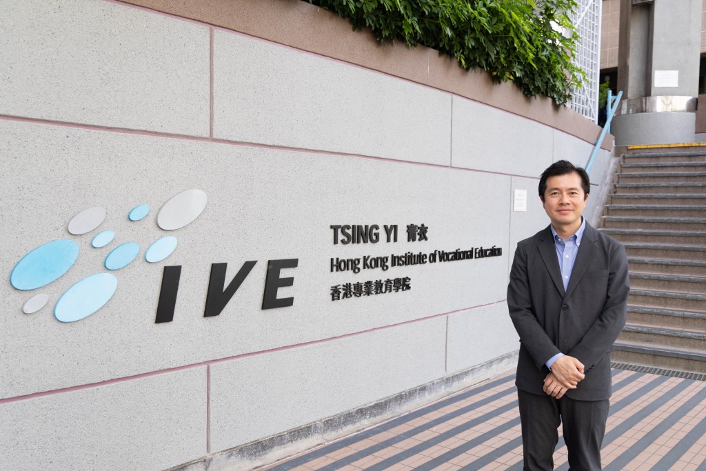 香港專業教育學院(IVE)(青衣)首席講師(新能源運輸)、工程師王志恆(Kenny)於2019年加入VTC,擔任VTC汽車行業相關的職前及在職培訓課程的核心教學團隊,把累積多年的實戰智慧與業界觀察,轉化為培育新能源專才的動力。 香港專業教育學院(IVE)(青衣)首席講師(新能源運輸)、工程師王志恆(Kenny)於2019年加入VTC,擔任VTC汽車行業相關的職前及在職培訓課程的核心教學團隊,把累積多年的實戰智慧與業界觀察,轉化為培育新能源專才的動力。