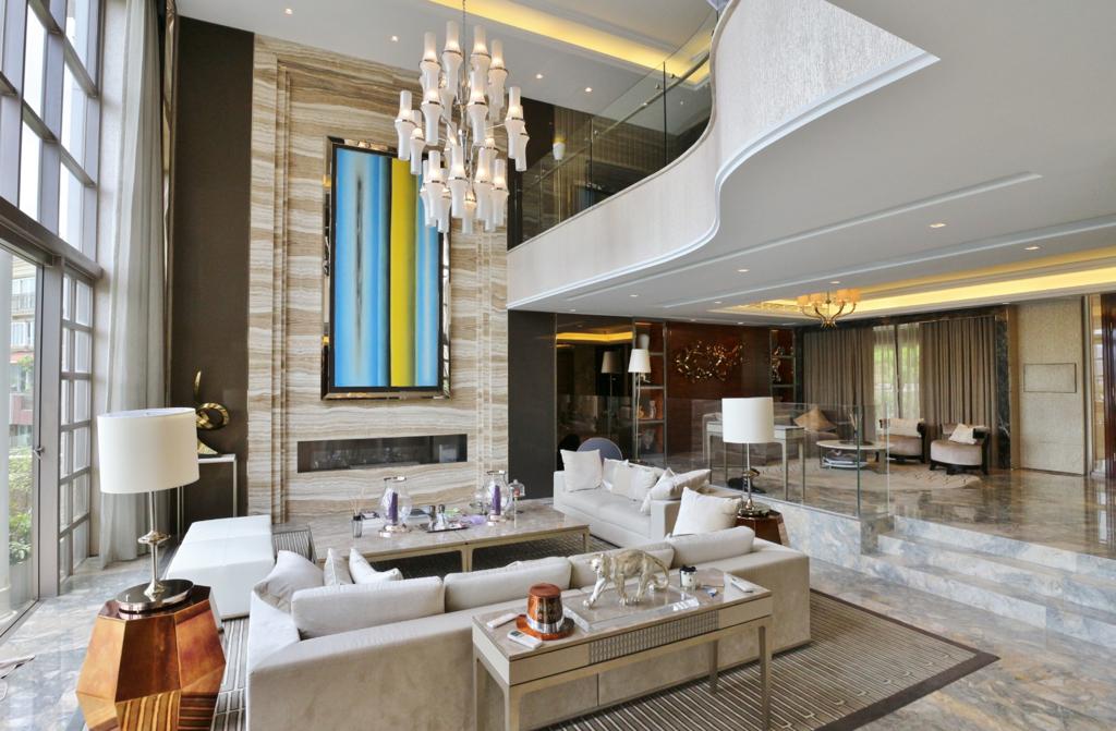 中空大廳以白色設計，配上水晶吊燈，甚具氣派。