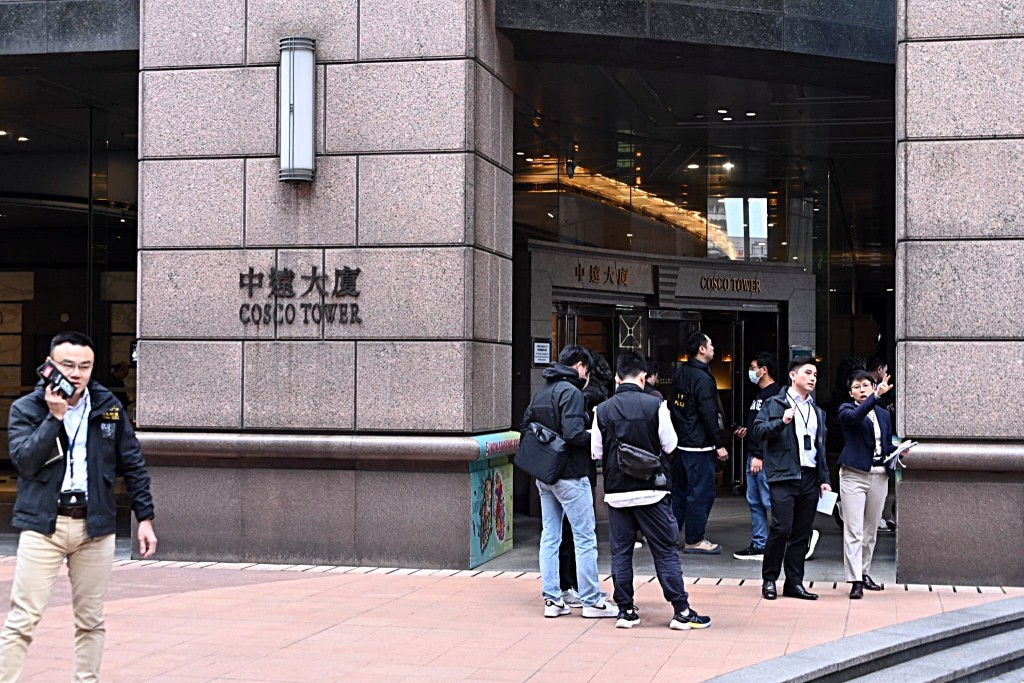 大批探員在場調查。 大批探員在場調查。