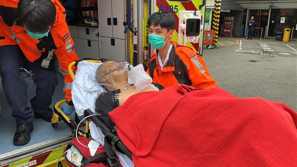 起火單位男戶主被救出，昏迷送院。