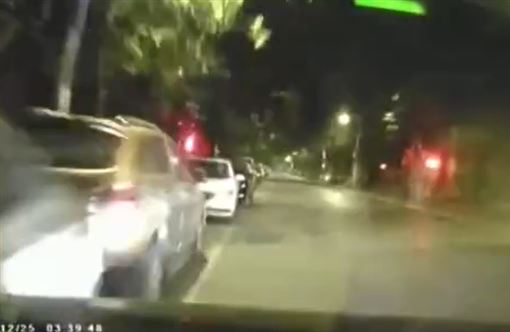 男子邊痛哭邊揸車連撞路邊5輛車。網圖