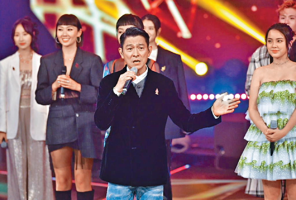 ■劉德華為《香港金曲頒獎禮》表演，Rock與其他新人有幸同台。