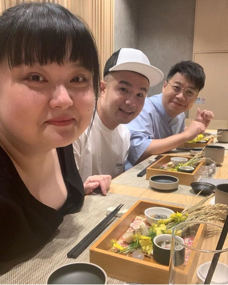 小寶經理人John坐咗中間做電燈膽。