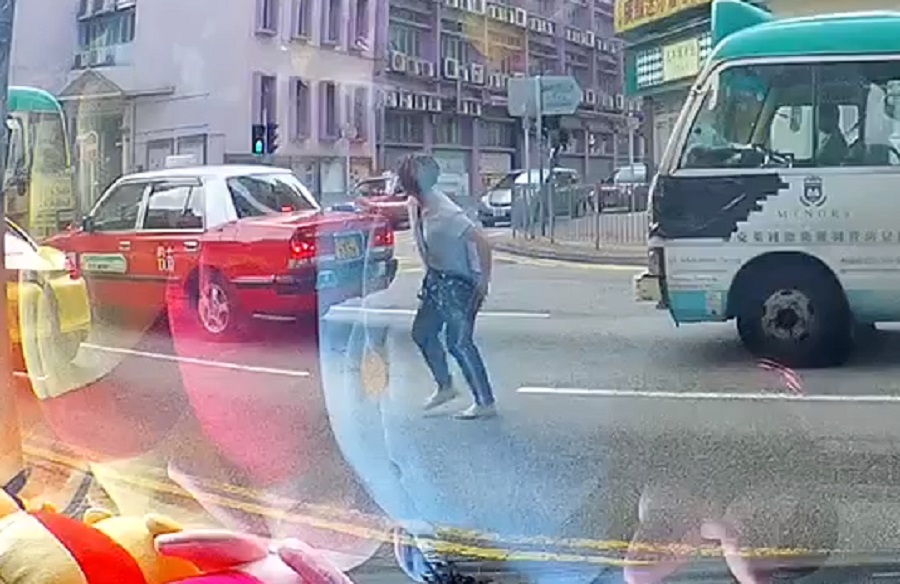 大媽起身走人。影片截圖