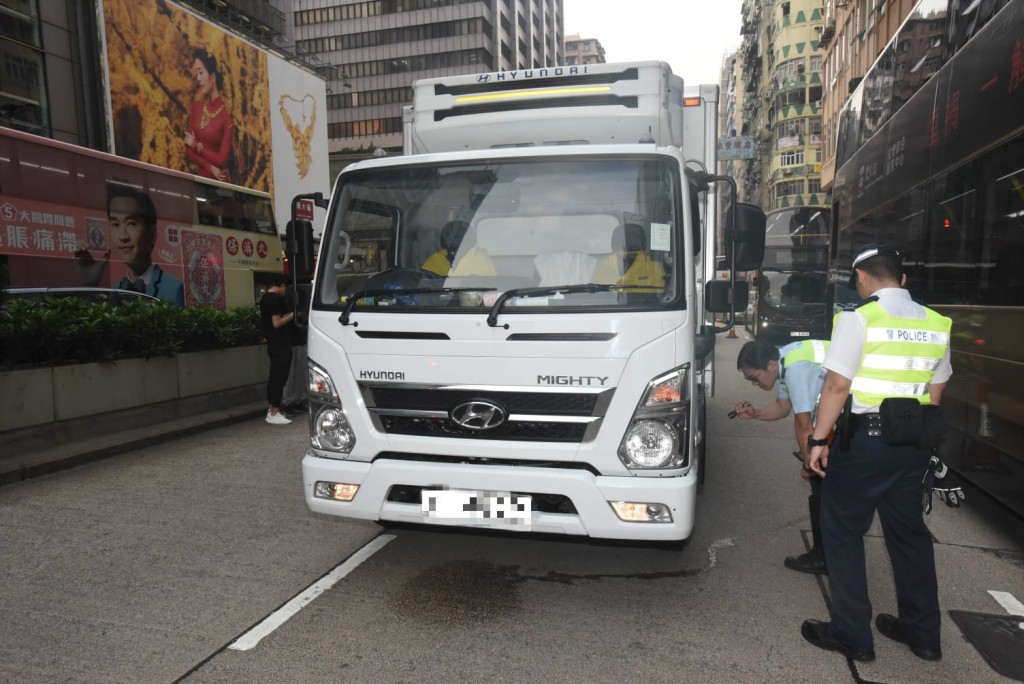 彌敦道女途人遭貨車撞。