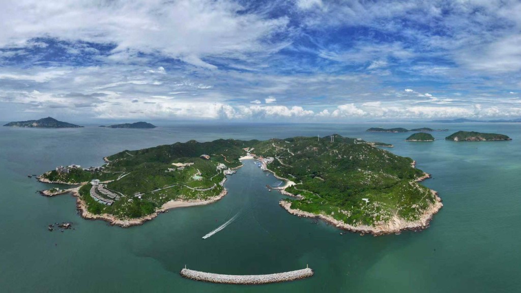 萬山群島是位於珠江口外、香港以南及西南的一群島嶼總稱，現主要由廣東省珠海市香洲區管轄。珠海網