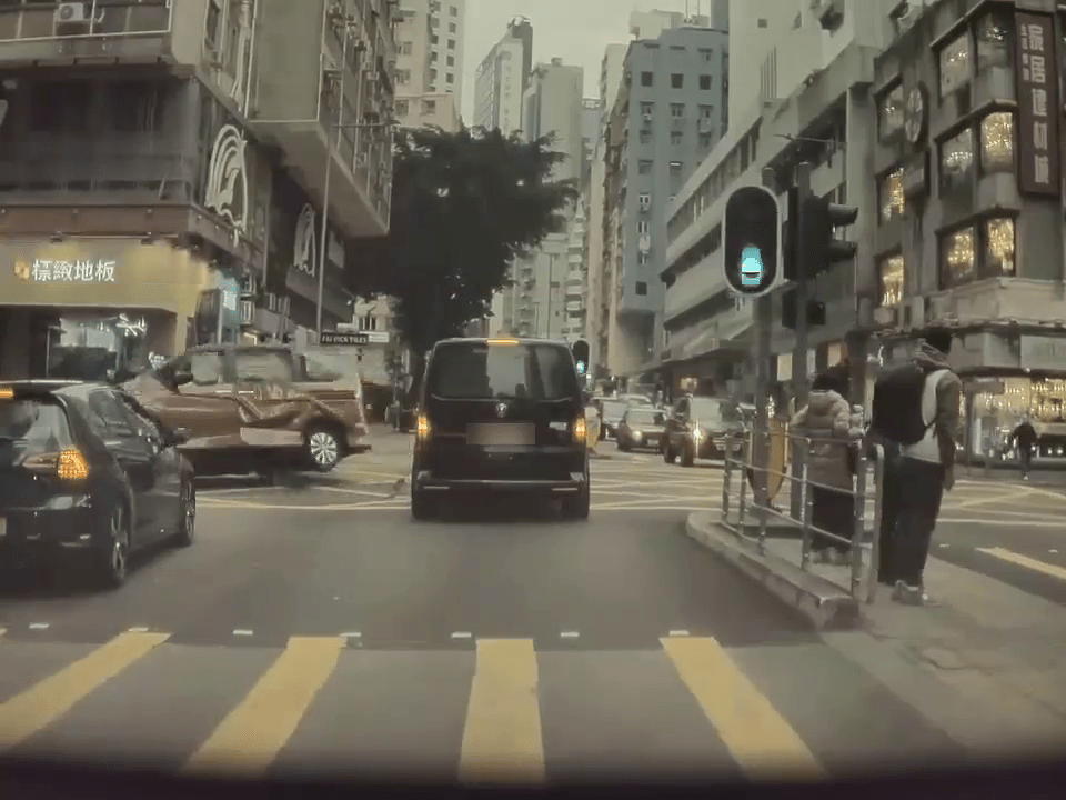 期间私家车怀疑冲灯，导致意外。车cam L（香港群组）FB