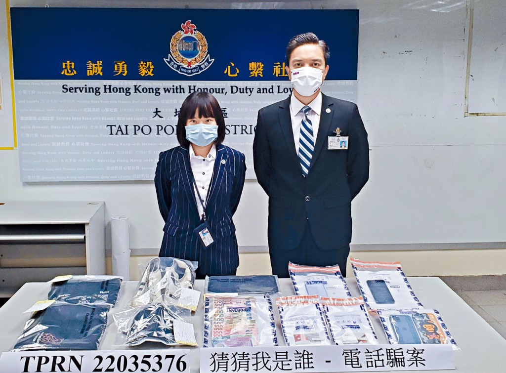 總督察（刑事）范偉豪（右）講述案情。