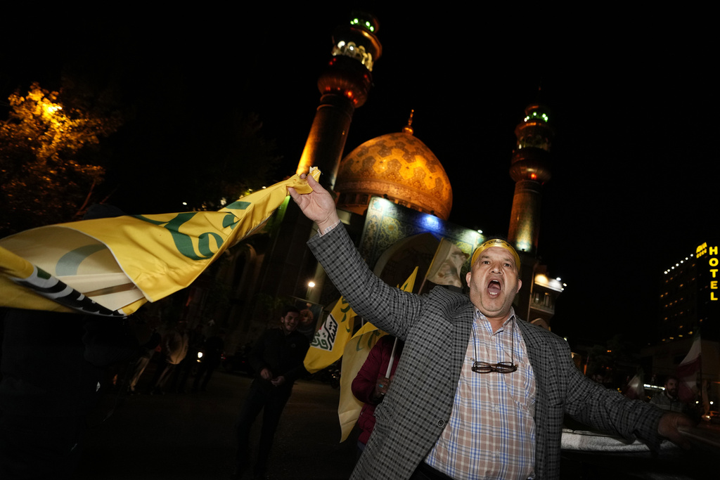 示威者在德黑兰挥舞著伊朗和巴勒斯坦国旗。美联社