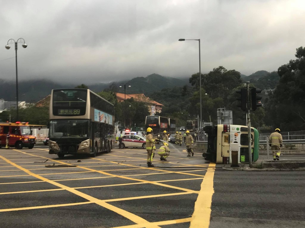 小巴捱撞後右翻側,9人受傷。馬路的事討論區圖片