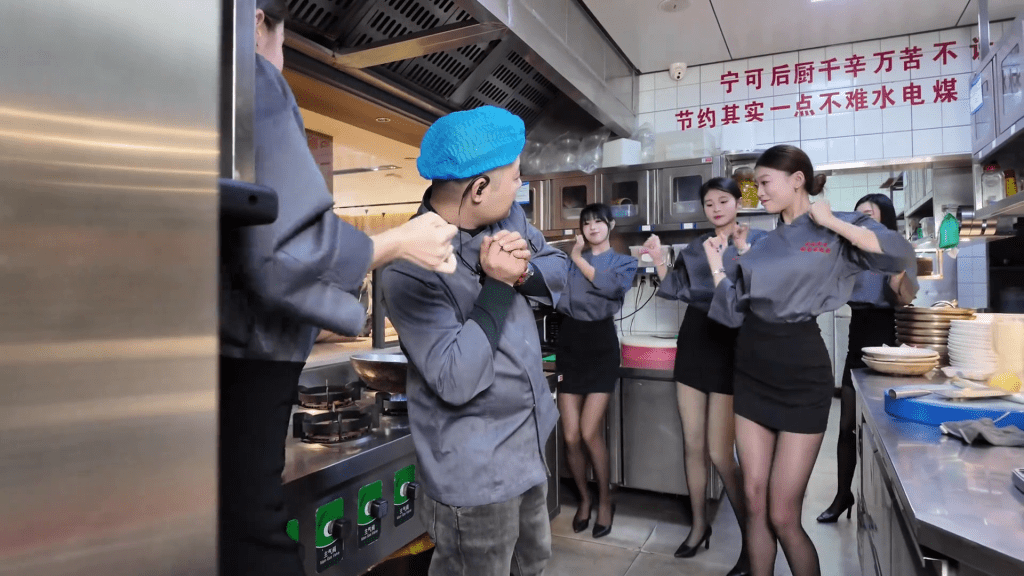 餐廳宣傳片黑襪美女廚房跳舞受質疑。 抖音截圖
