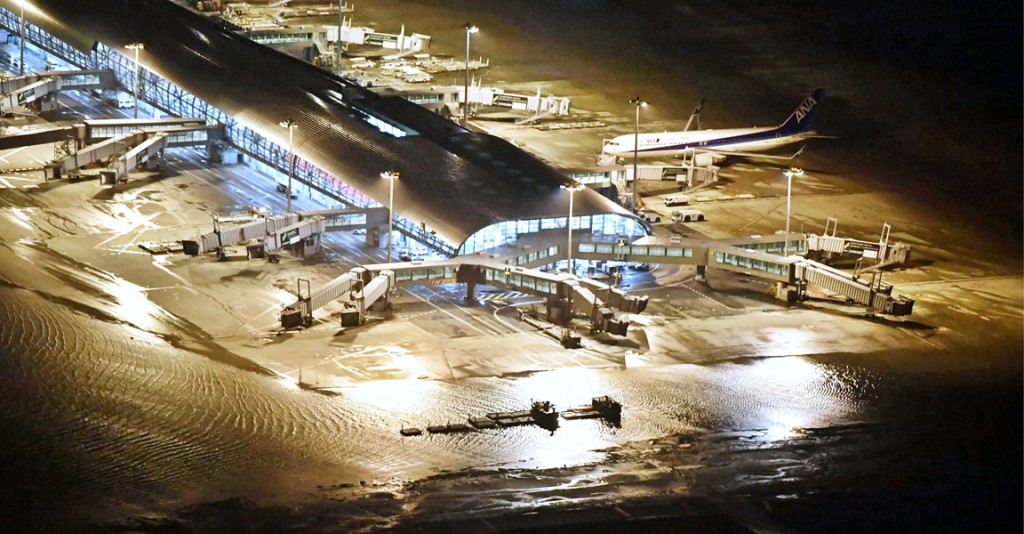 海水包圍機場。AP