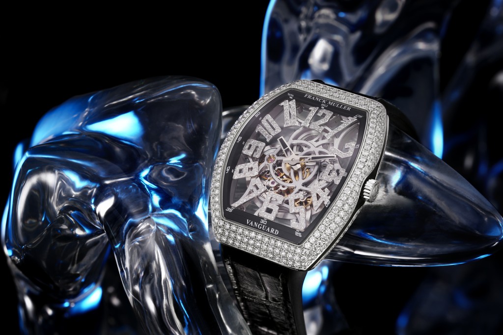 白金版則有藍和黑色選擇，錶殼和時刻均鑲滿422顆共重約3.05卡的鑽石。
