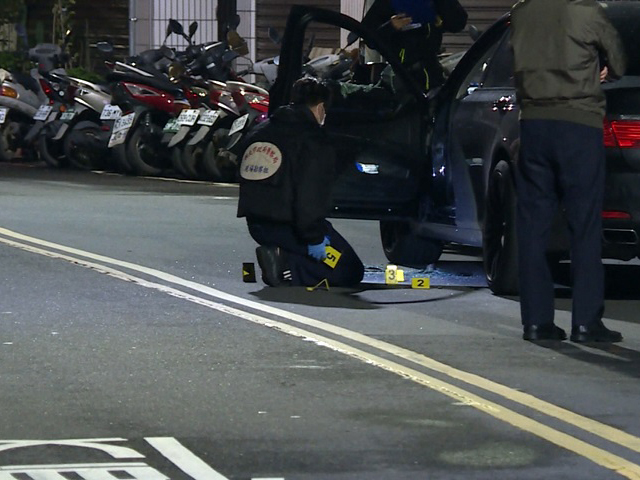 警員於死者車上搜證調查。 網圖