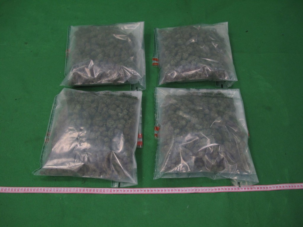 海關檢獲共約4.1公斤懷疑大麻花,估計市值約73萬元。政府新聞處圖片