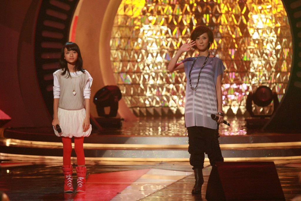 趙展彤熱愛唱歌，曾參加《超級巨聲》。