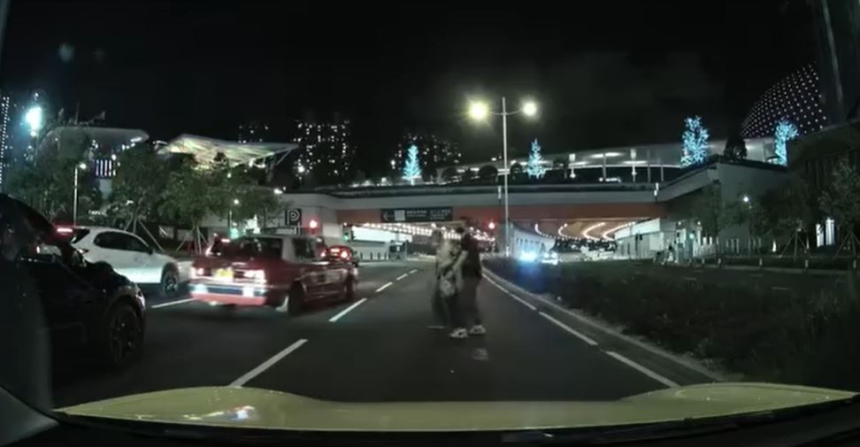 司機扶着老翁過馬路。轉載fb車cam L（香港群組）