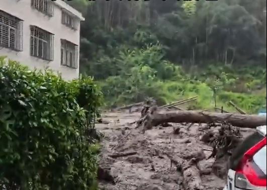 湖南衡陽有山泥傾瀉，將農家樂民宿推倒已造成12人遇難。