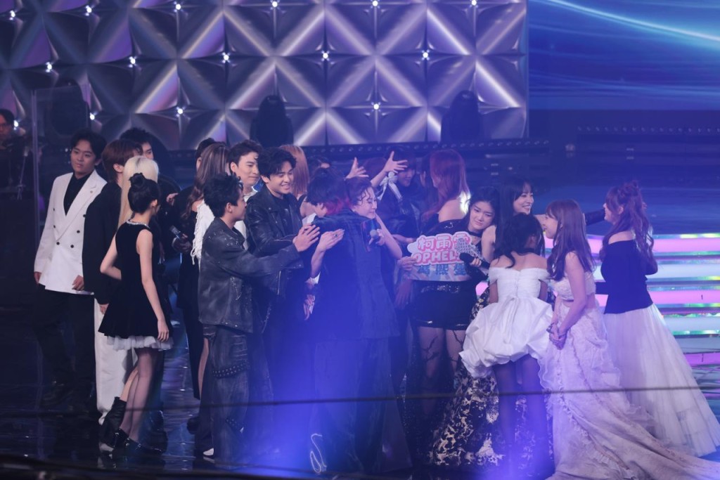 其他歌手上台攬攬馮熙燮。