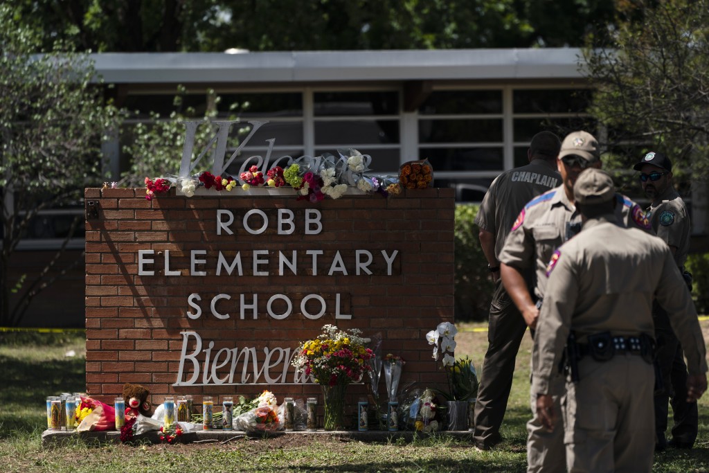 小學門外放置鮮花和蠟燭，悼念受害者。AP圖片