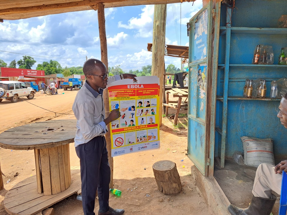 在瑪杜杜鎮，無國界醫生健康推廣員向當地店販講解伊波拉病毒資訊。© Sam Taylor/MSF