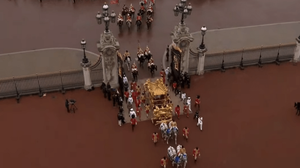 黃金馬車抵達白金漢宮。