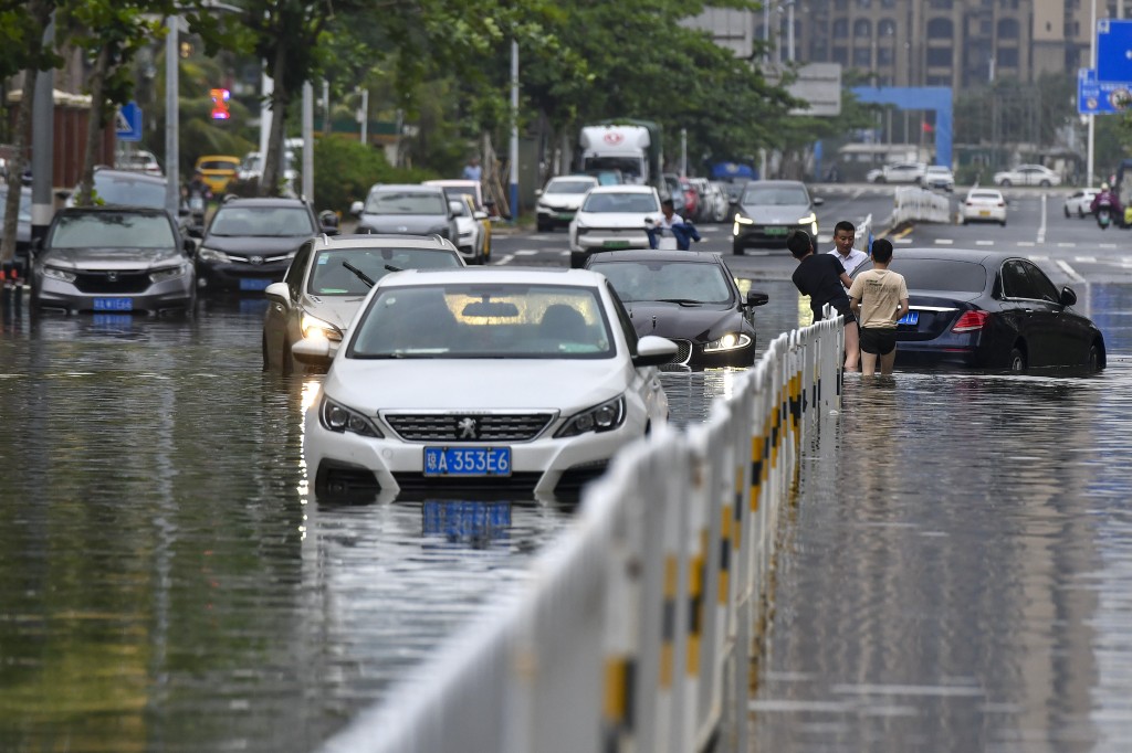 台风「潭美」袭击海南，海口多路段发生水浸。　中新社