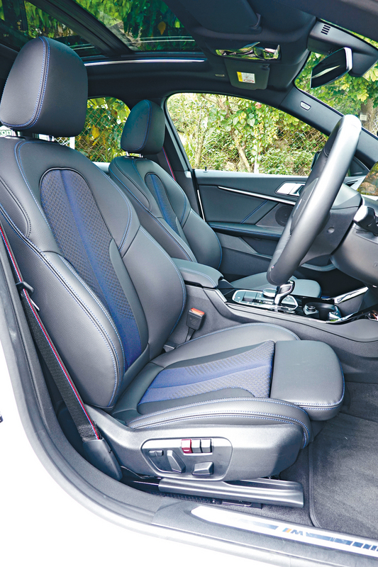 ●跑车款式座椅为电控调校，驾驶席备有记忆功能。