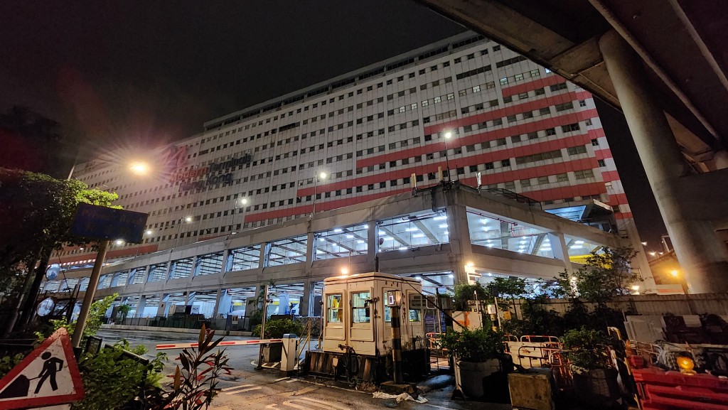 一名男工人於葵涌1號貨櫃碼頭的廁所跌倒,送院搶救後不治。黃文威攝 一名男工人於葵涌1號貨櫃碼頭的廁所跌倒,送院搶救後不治。黃文威攝