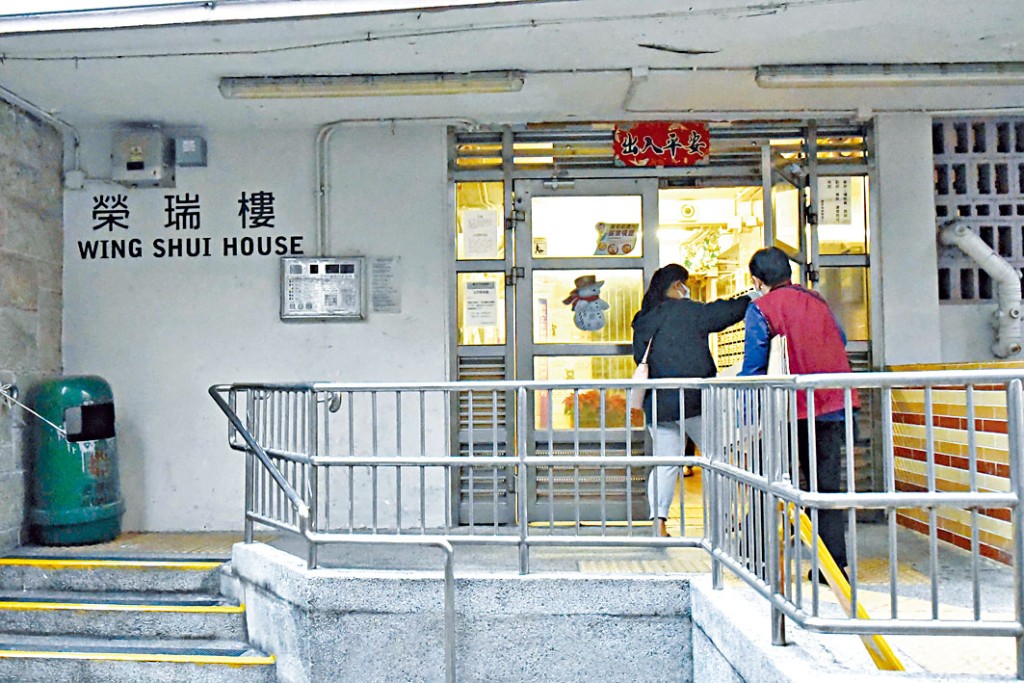 瀝源村榮瑞樓三單位有人確診,當局會向居民派樽檢測。