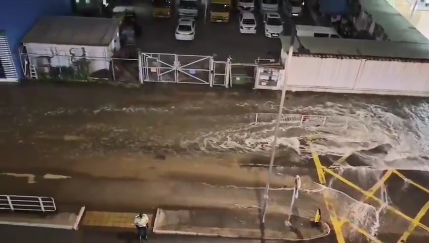 大量鹹水夾雜沙泥不斷湧出。網上片段截圖 大量鹹水夾雜沙泥不斷湧出。網上片段截圖
