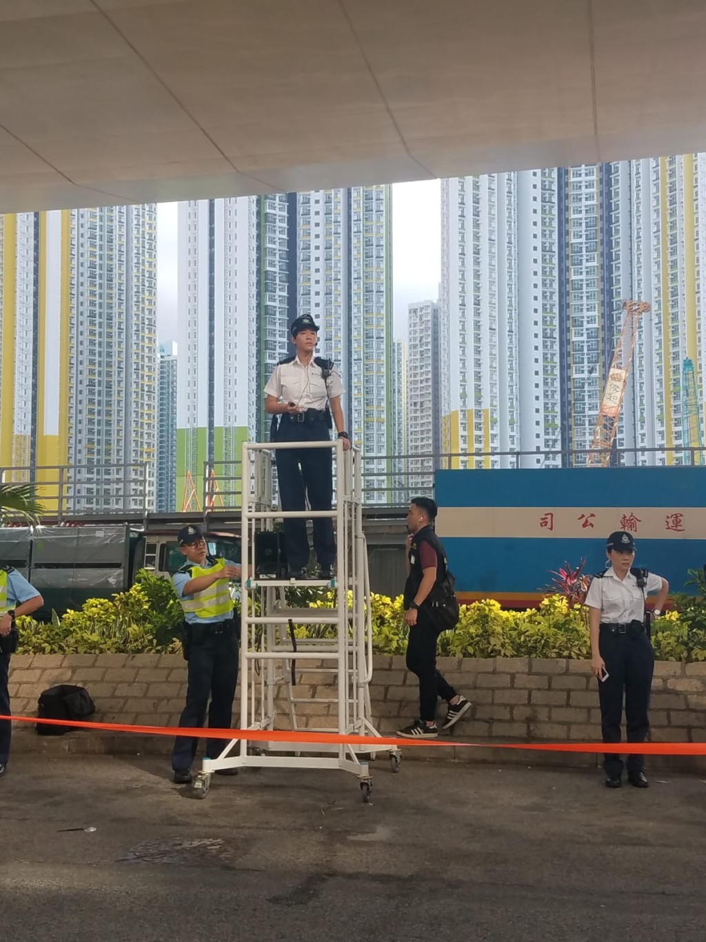 警方出動高台呼籲示威者冷靜。