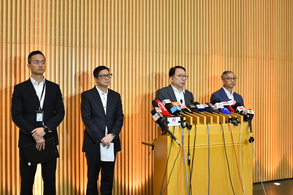 政務司司長陳國基聯同保安局局長鄧炳強、廉政專員胡英明和警務處刑事及保安處處長陳東，今日（12月1日）下午4時在政府總部，交代調查及規管工作組最新工作。盧江球攝