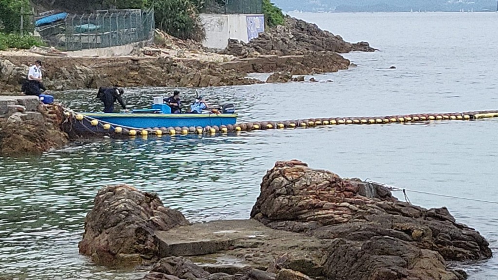 3名內地漁民乘小艇在大亞灣海岸潛水執拾海產。港九拯溺員工會fb圖片