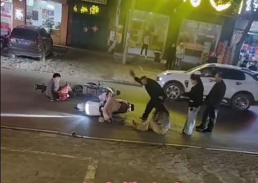 河南平頂山劉某飛當街毆打少女引起公憤。