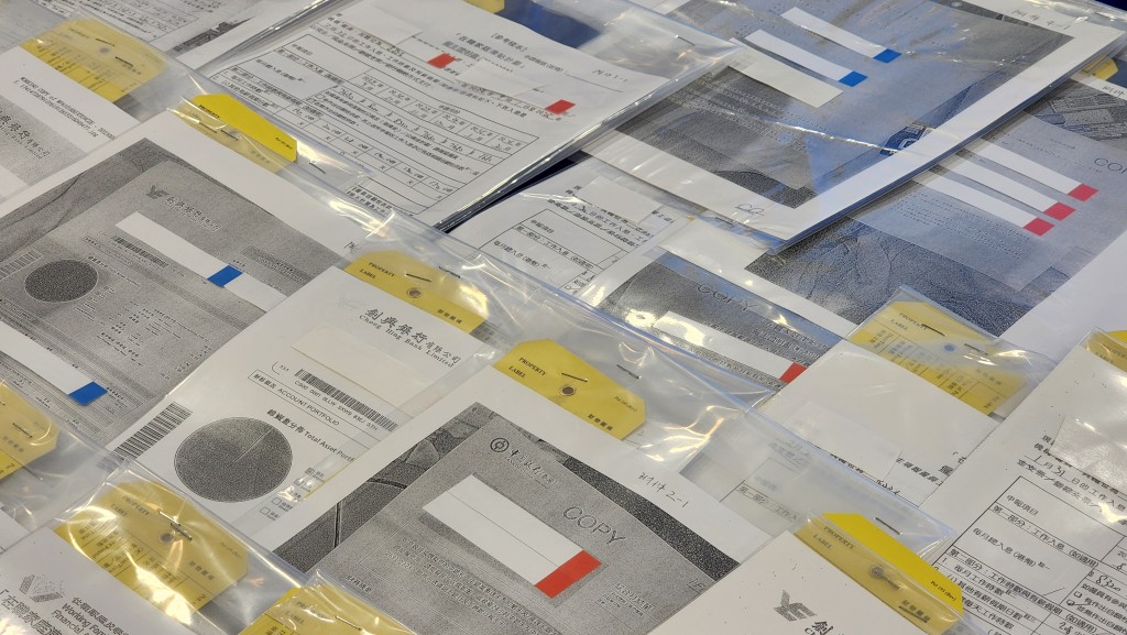 警方展示涉案文件。