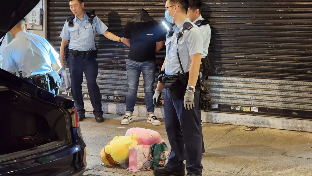 警員對私家車進行搜查。黎志偉攝