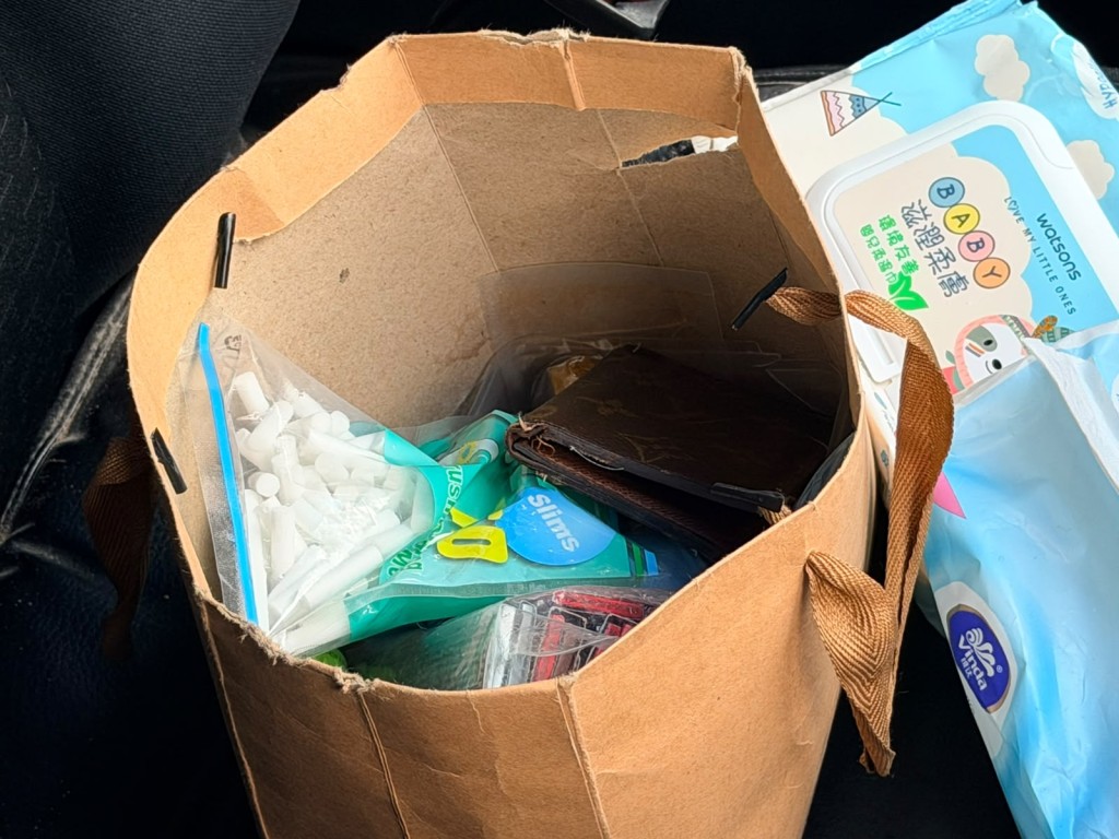 警員在私家車上搜出大麻花等毒品和「偉哥」。 警員在私家車上搜出大麻花等毒品和「偉哥」。