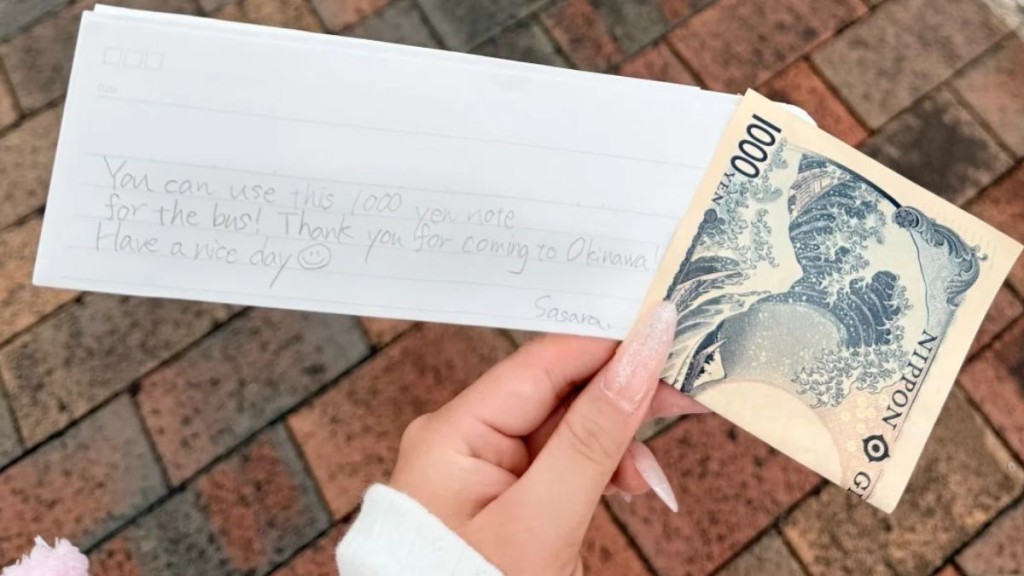 小女孩下車前將紙條和1000日圓紙幣塞給「魚魚」。小紅書@魚魚